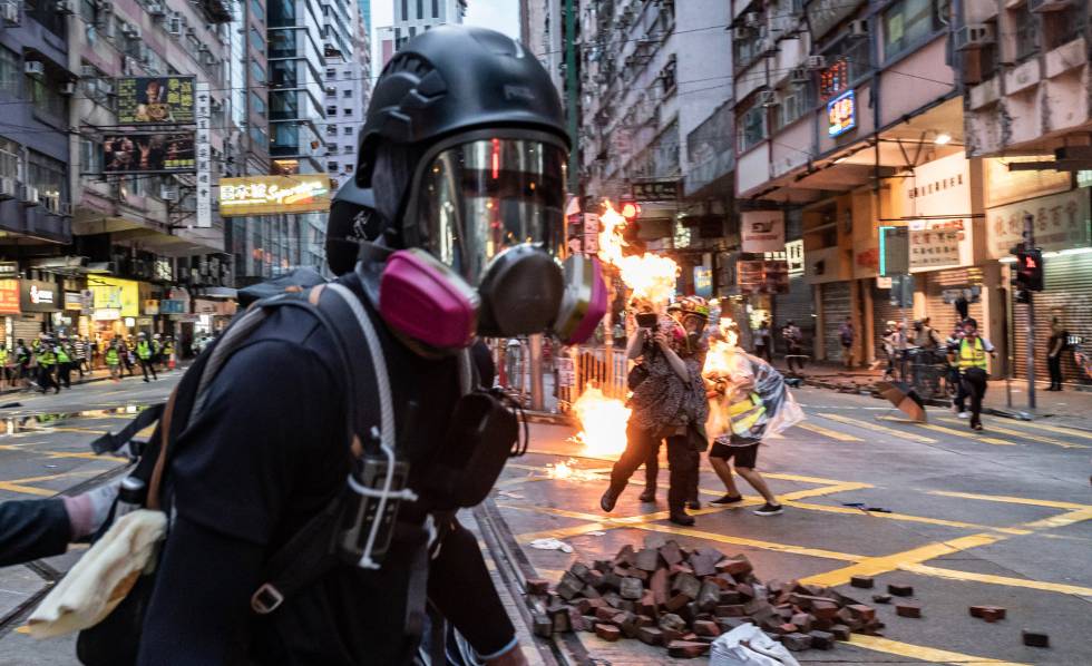 Manifestantes y policía endurecen sus tácticas en las protestas de ...