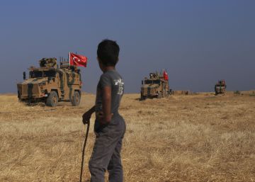 Soldados turcos durante las patrullas conjuntas con tropas estadounidenses en la ‘zona de seguridad’ en el lado sirio de la frontera con Turquía, este viernes. 