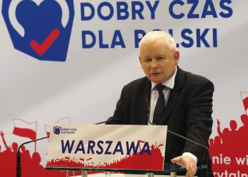 El líder del PiS, Jaroslaw Kaczynski, durante un acto de campaña en Varsovia, este martes. 