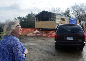 Marie Chockley, residente del Parque Timberline, examina el 7 de abril el daño causado por el incendio la noche anterior.