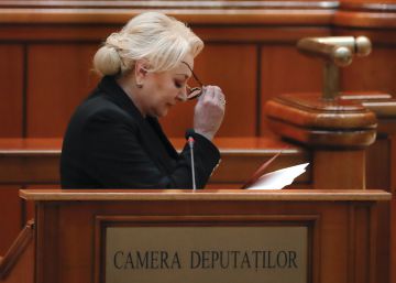 La primera ministra rumana, Viorica Dancila, durante su discurso en la moción de censura el 10 de octubre de 2019 en Bucarest.  