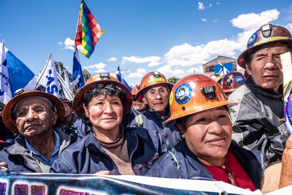 Seguidores de Evo Morales, durante un acto electoral en Uncía, en el norte de Potosí.