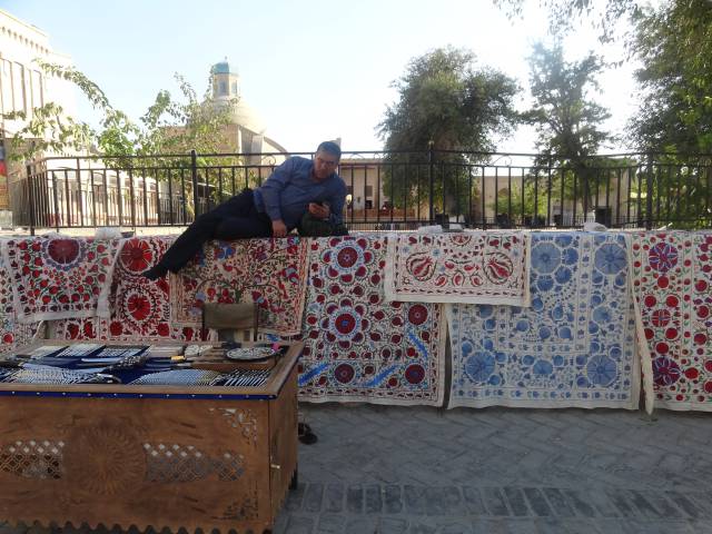 Un vendedor de alfombras en Bujará.