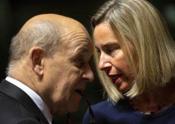 Mogherini habla con el ministro francés de Exteriores, Jean-Yves Le Drian, este lunes.
