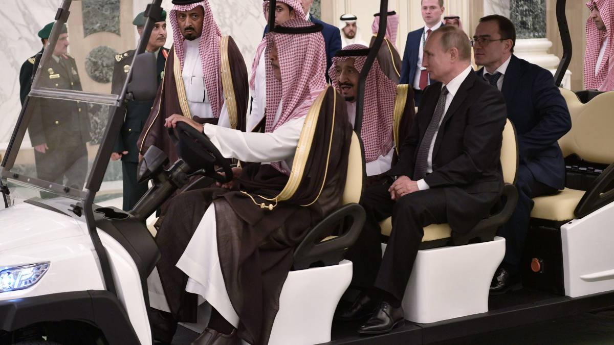 El rey Salmán de Arabia Saudí y el presidente ruso, Vladímir Putin, este lunes en Riad.