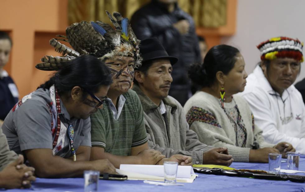 Los dirigentes indígenas de Ecuador, encabezados por Jaime Vargas, segundo por la izquierda, asisten a la primera reunión con el Gobierno para explorar una negociación.