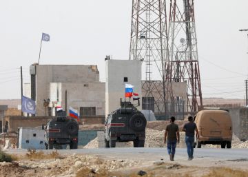 Vehículos militares con banderas rusas y sirias, este martes cerca de Manbij.