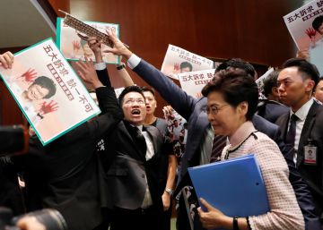 La líder hongkonesa Carrie Lam, a su llegada al Parlamento para pronunciar su discurso anual, este miércoles.