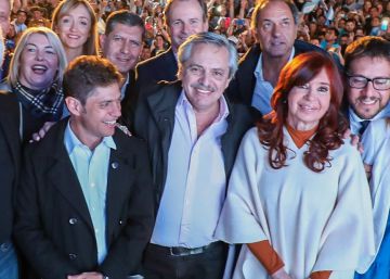 Cristina Kirchner y Alberto Fernández (centro) posan junto a los gobernadores y dirigentes que conmemoraron en La Pampa el Día de la Lealtad peronista.