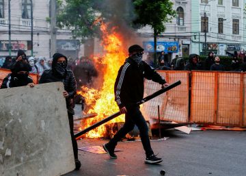 Santiago de Chile afronta su segunda noche de toque de queda y los disturbios dejan al menos ocho muertos