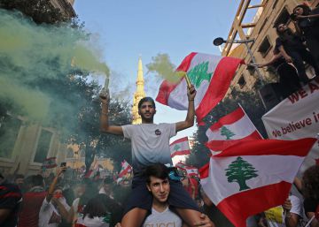 Manifestantes libaneses durante una protesta  para exigir mejores condiciones de vida, este lunes en Beirut.rn 