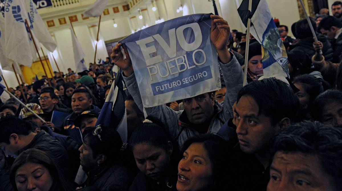 Simpatizantes del presidente Evo Morales, la noche de este domingo. 