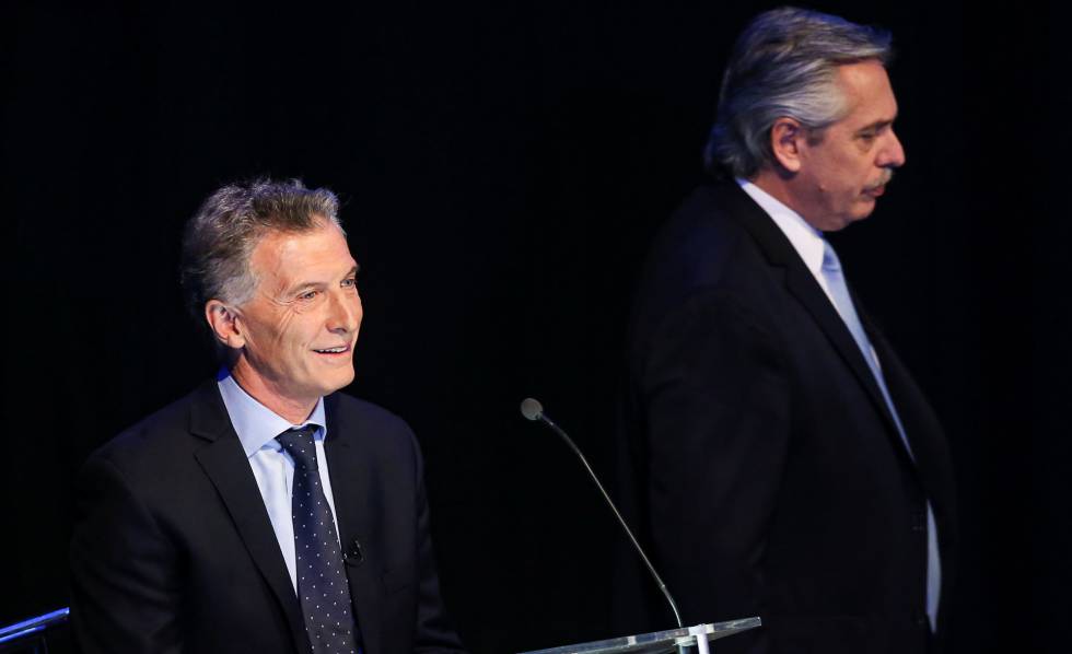 Mauricio Macri y Alberto Fernández se cruzan durante el segundo debate presidencial, realizado en Buenos Aires. 