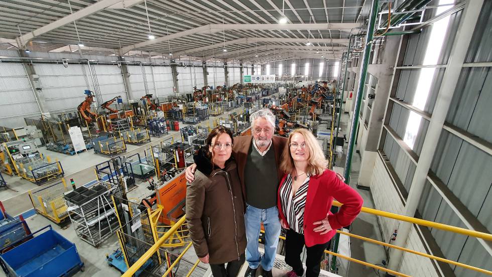 Domingo Martínez posa junto a sus hijas Gabriela (izquierda) e Isabel en uno de los hangares de Fumiscor, la empresa que fundó en 1979.