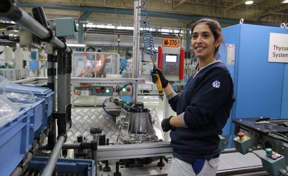 Una operaria trabaja en la línea de montaje de cajas de velocidades de la planta de Volkswagen en Córdoba.