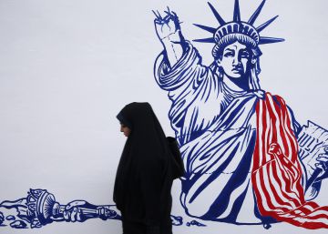 Un mural muestra la Estatua de la Libertad mutilada, en la antigua Embajada de EEUU en Teherán. 