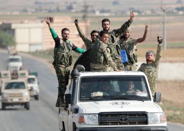 Rebeldes sirios apoyados por Turquía, el martes tras ocupar la ciudad fronteriza de Tel Abyad.