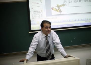El economista Ilham Tohti, en una clase de la Universidad Central para las Minorías, China, en 2009 