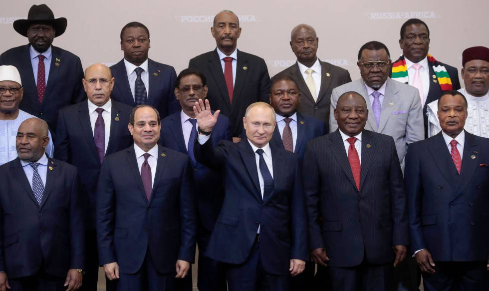 El presidente ruso (centro) junto al presidente de Egipto, Abdel Fatah Al Sisi (a su derecha), el sudafricano Cyril Ramaphosa (a su derecha) y otros 39 líderes africanos, este jueves en la Cumbre Rusia - África de Sochi.
