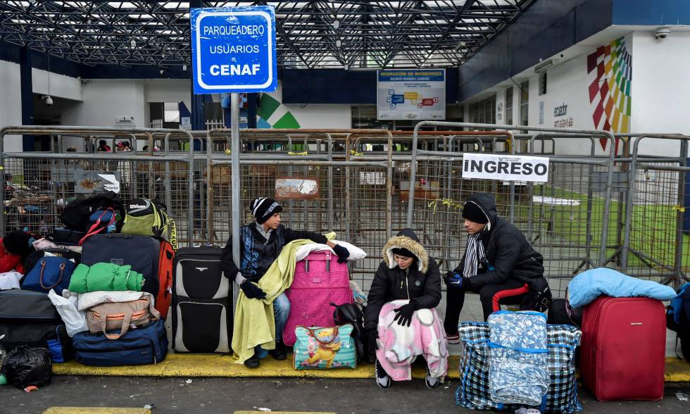 Inmigrantes venezolanos esperan ante la oficina de migración ecuatoriana en el puente internacional de Rumichaca, en la frontera entre Ecuador y Colombia.