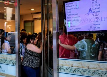 La caída del peso argentino ensombrece el final de la campaña electoral
