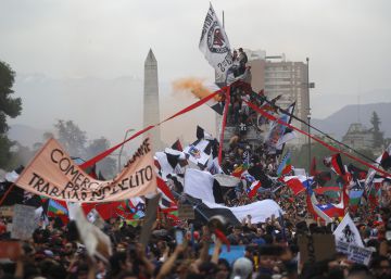 Manifestantes en un monumento este viernes, en Santiago de Chile. 