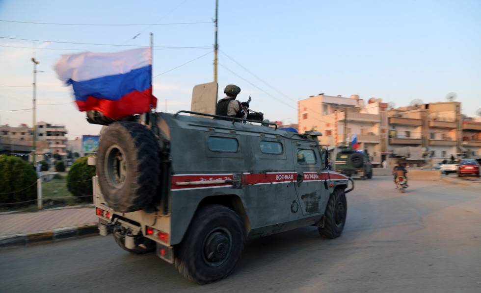 Policías militares rusos patrullan en Qamishli (Siria), este sábado.