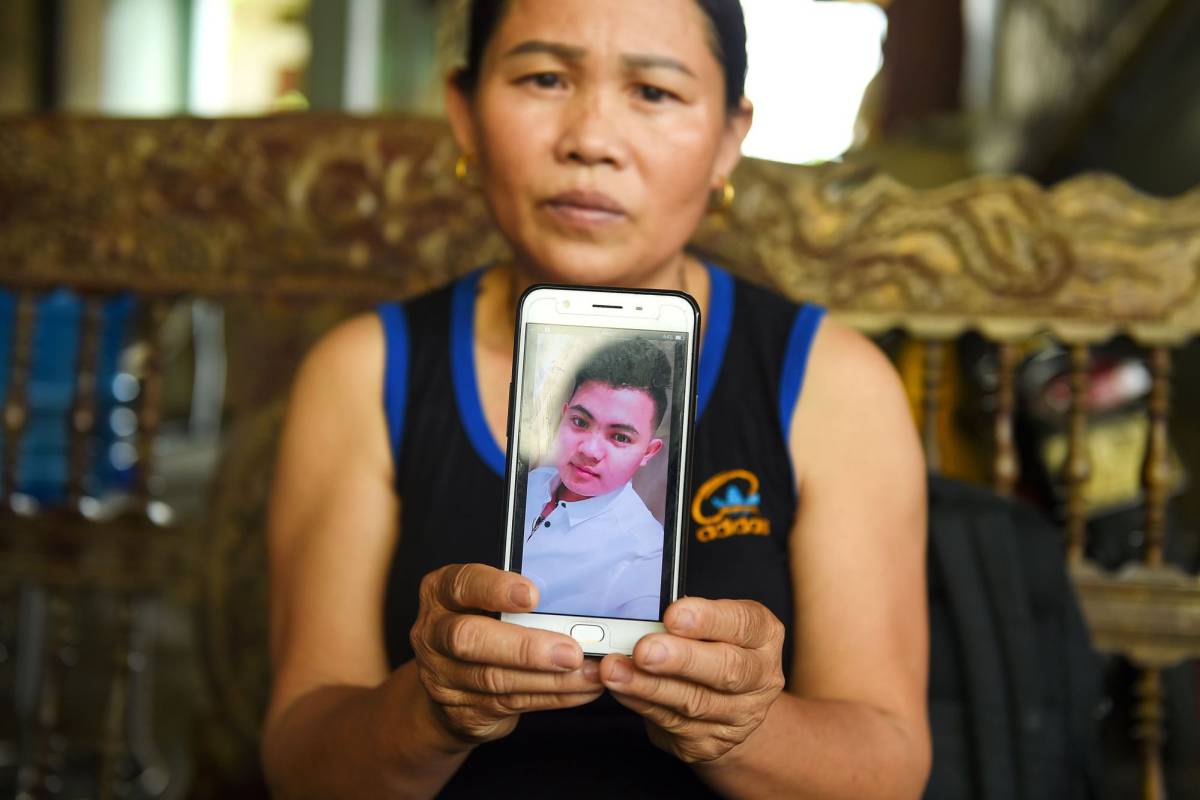 Hoang Thi Ai, madre de un chico de 18 años, Hoang Van Tiep, que se cree que es uno de los muertos en el contenedor hallado cerca de Londres.  La mujer muestra la foto de su hijo en su casa de la provincipa vietnamita de Nghe An. 