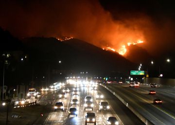 Un nuevo incendio amenaza las mansiones de Los Ángeles mientras mejoran las condiciones atmósféricas