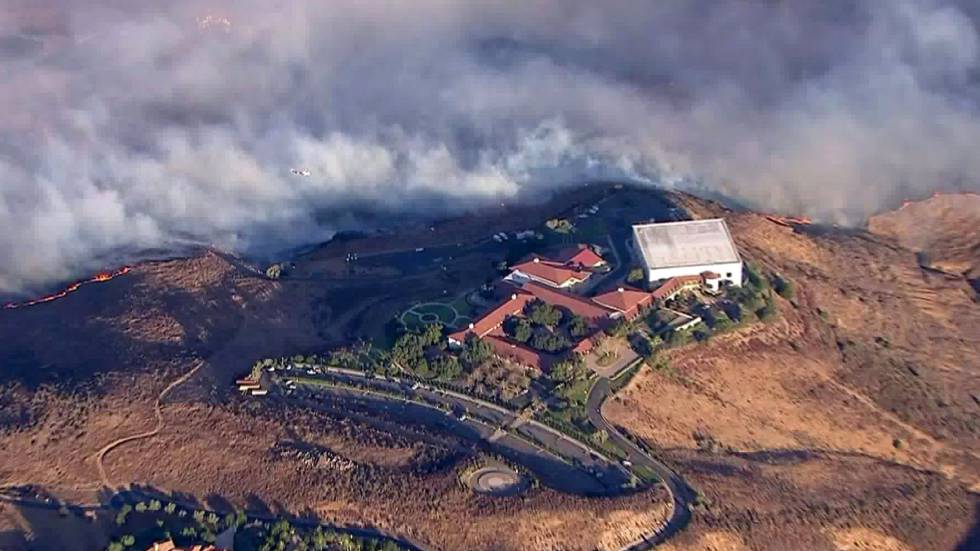 Foto aérea de la televisión KTLA del incendio que rodea la Biblioteca Presidencial Ronald Reagan en Simi Valley, California.