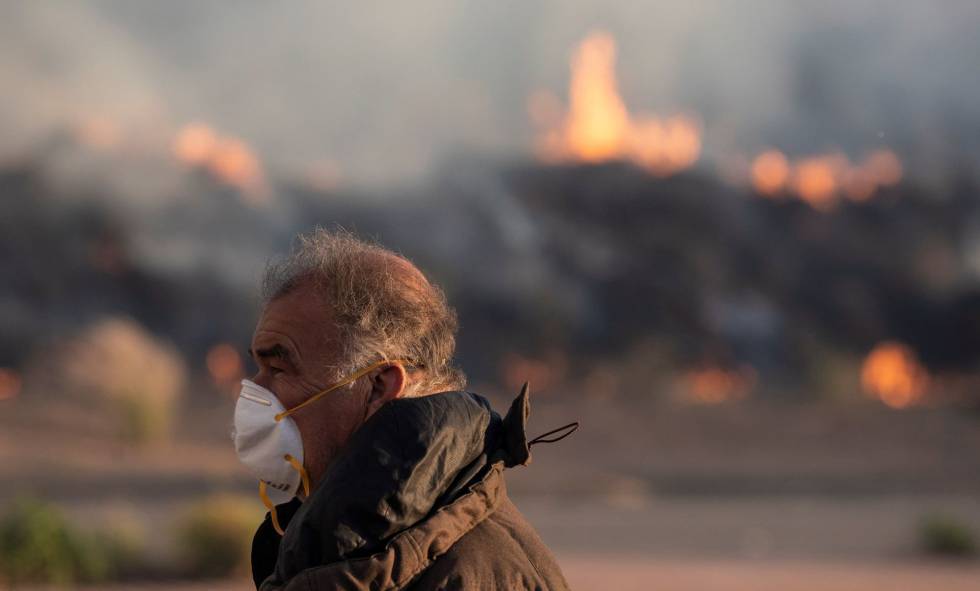 Vista del incendio desde las casas de Simi Valley, California.