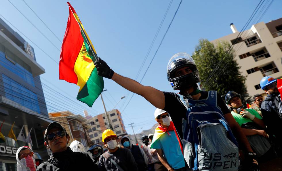 Un hombre sostiene una bandera boliviana durante una protesta de este miÃ©rcoles. 