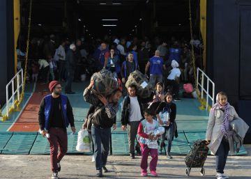 Refugiados llegan el 22 de octubre al puerto de Elefsina (Grecia) desde la isla de Samos.