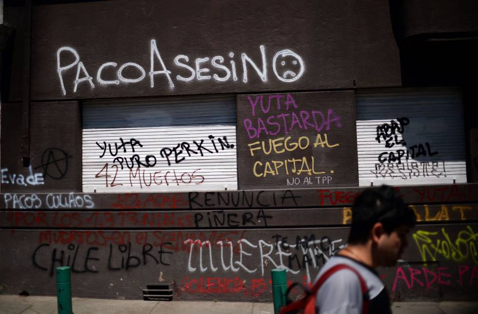 Un local 'grafiteado' durante las protestas en Santiago 