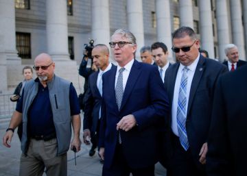 El fiscal Cyrus Vance sale de los juzgados de Manhattan el 23 de octubre.