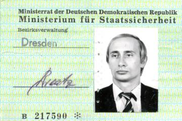 Carné de la Stasi de Vladimir Putin, de su etapa en Alemania.
