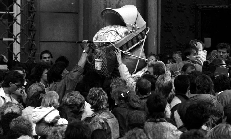 Refugiados alemanes orientales se agolpan a las puertas de la Embajada de la República Federal Alemana en noviembre de 1989.