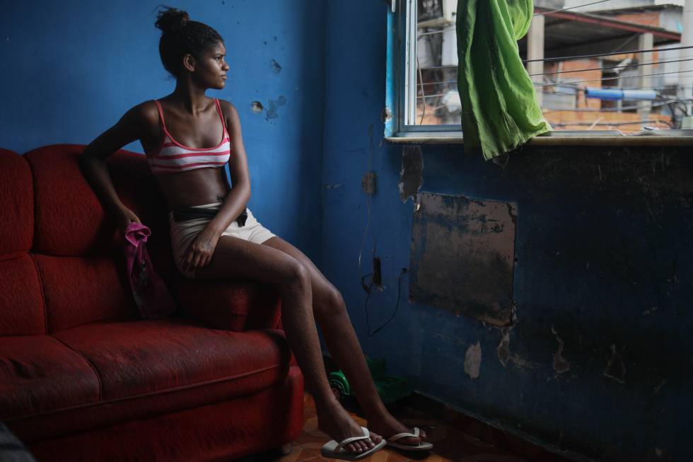 Gabriela, de 16 años e hija de Roberta, en el salón de su casa en el barrio de Complexo do Alemão.