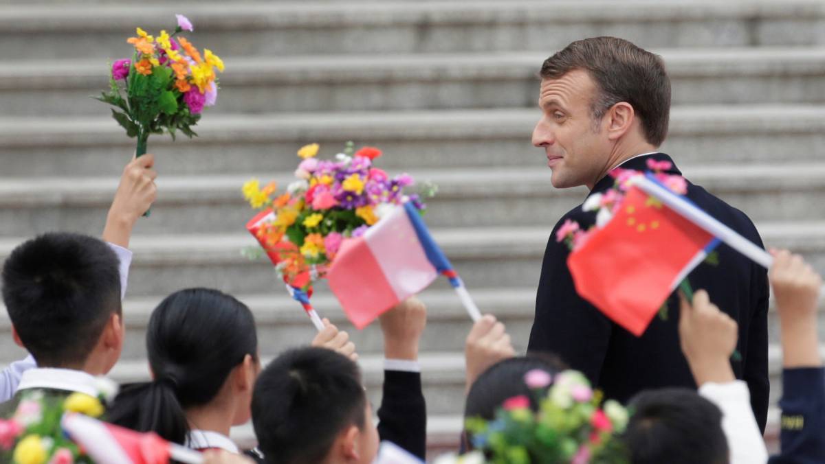 Macron es recibido en el Gran Salón del Pueblo, en Pekín, este miércoles. 