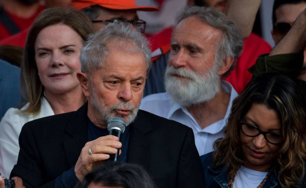 Lula habla a sus seguidores a la salida de la prisión. 