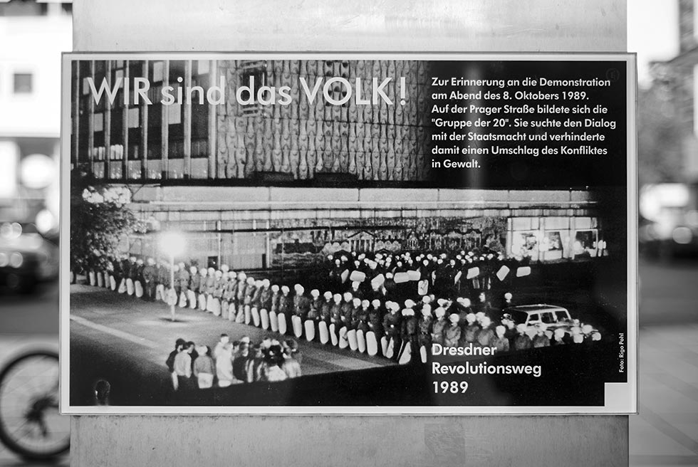 Placa que conmemora en la Prager Strasse de Dresde las protestas contra el régimen de la RDA en las que participó Frank Richter a finales de los años ochenta.