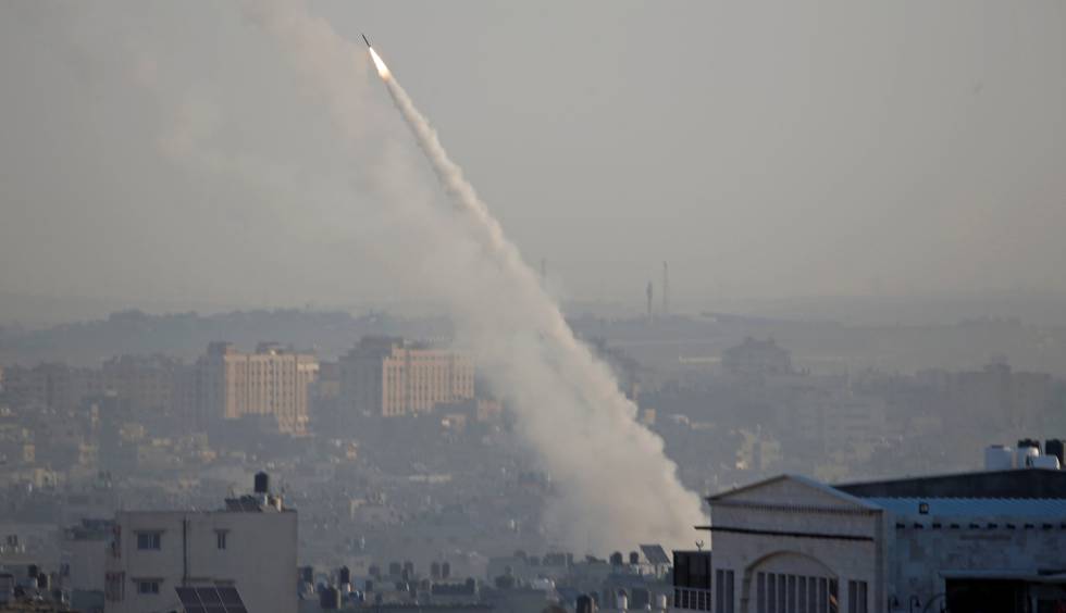 Lanzamiento de un cohete desde Gaza contra Israel, este martes.