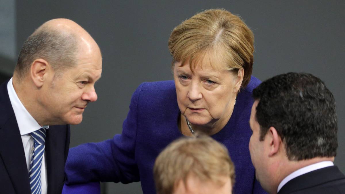 La canciller alemana, Angela Merkel, con el ministro de Finanzas, Olaf Scholz (izq.) este jueves.