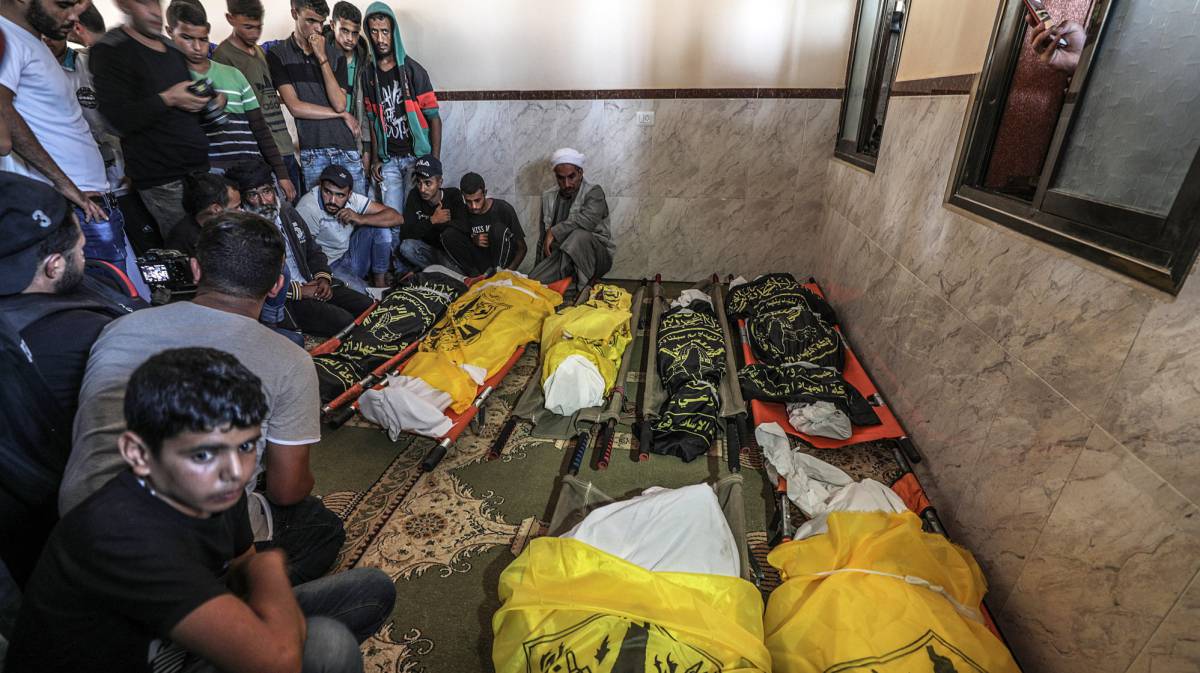 Funeral por los miembros de una familia muertos en un bombardeo israelí, el jueves en Gaza.