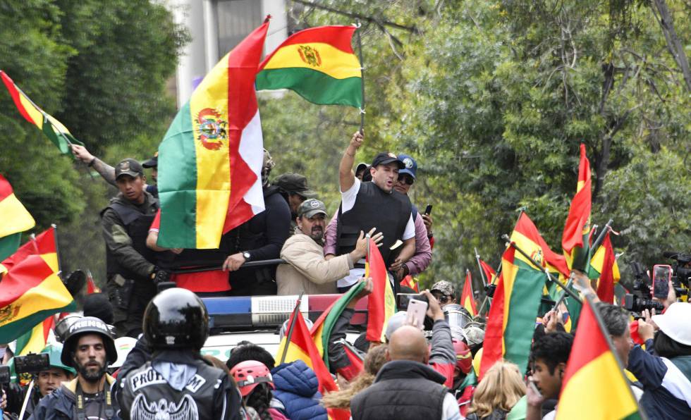 Luis Fernando Camacho saluda a sus seguidores, el día 10 en La Paz.