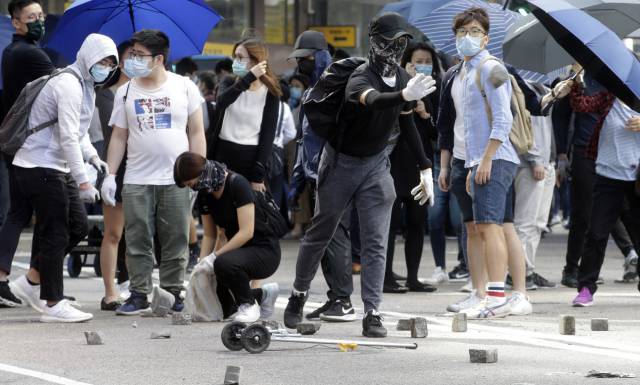 Manifestantes crean barricadas con piedras durante una protesta en el distrito financiero de Hong Kong.