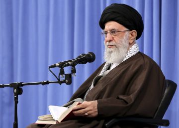 Ali Jamenei, en su clase de pensamiento islámico, este domingo en Teherán.