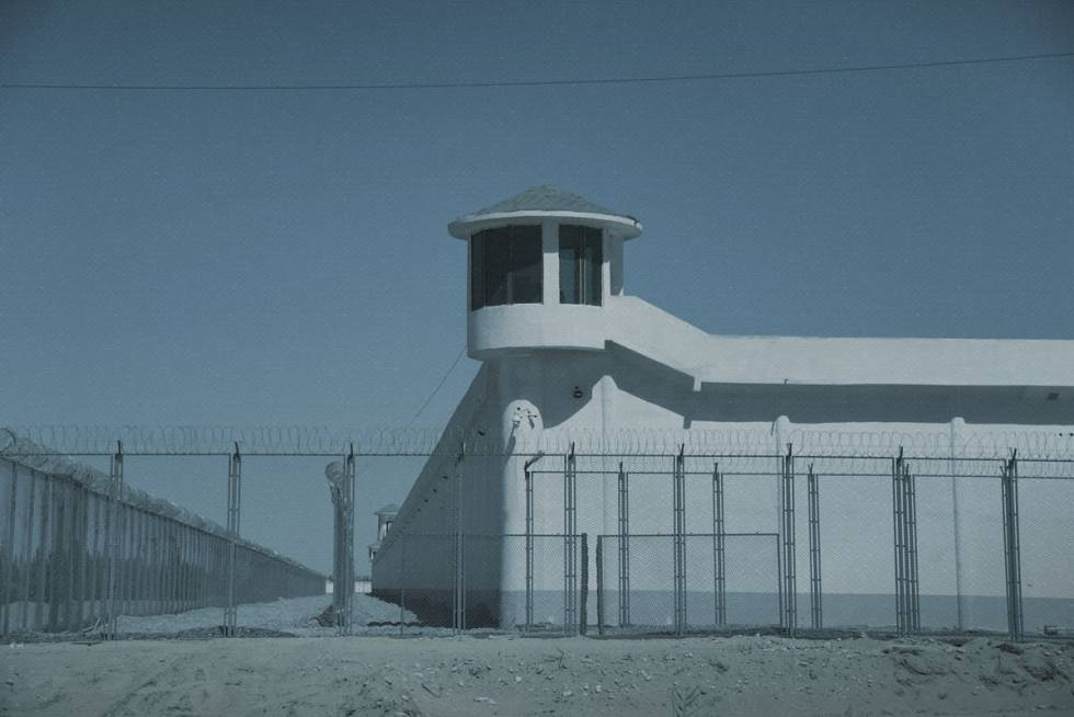 Torre de vigilancia en un campo de entrenamiento en Xinjiang, fotografiado por AFP.