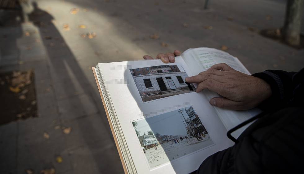 Un uigur residente en España muestra imágenes de su ciudad natal durante la entrevista.
