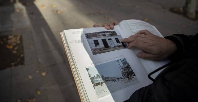 Un uigur residente en España muestra imágenes de su ciudad natal durante la entrevista.